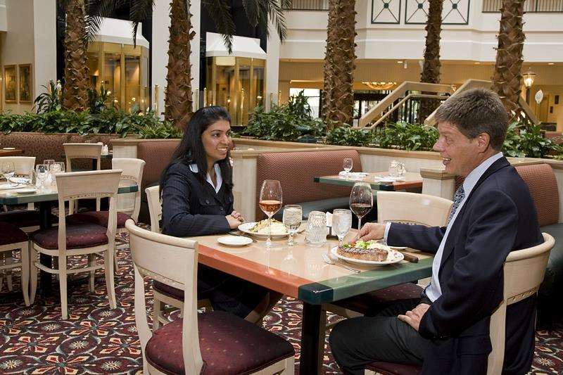 Embassy Suites By Hilton Houston Near The Galleria Ресторан фото